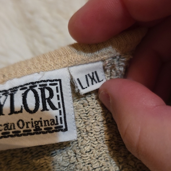 🟤Vintage Taylor Beige V-Neck Sweater with Dragonfly Motif🟤 - Picture 5 of 7